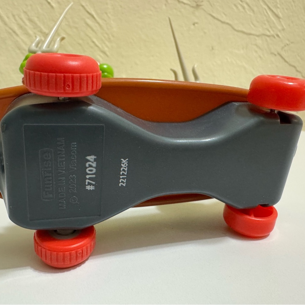 TMNT Ninja Turtles Mutant Mayhem Sewer Shredders Skateboard Raphael Pull Back - Picture 2 of 3